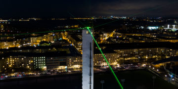 Uudenvuoden laserteos välittää viestejä Helsingin taivaalla ja radiossa